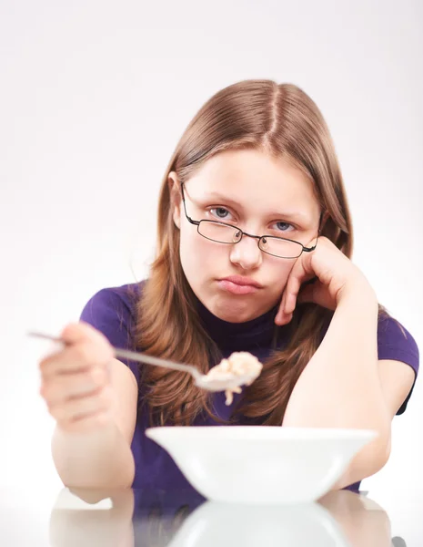 Retrato de uma menina adolescente com prato — Fotografia de Stock