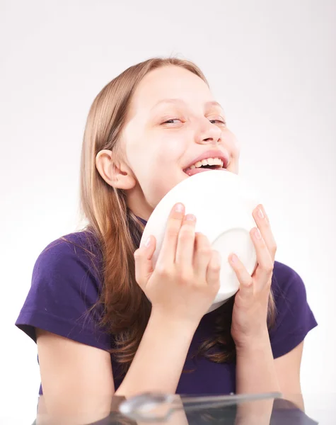 Porträt eines Teenie-Mädchens mit Schüssel — Stockfoto