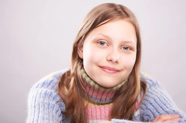 Портрет милой девочки-подростка — стоковое фото