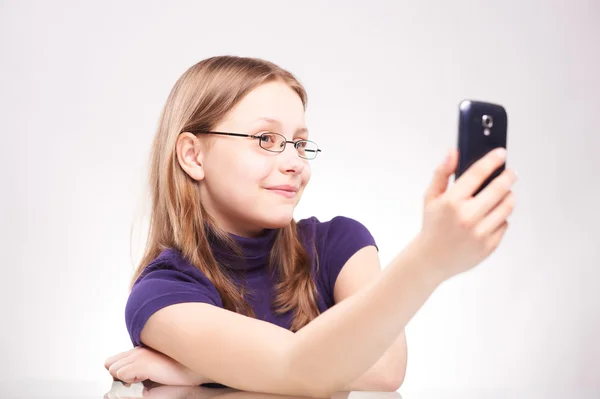 Retrato de um bonito teen menina com telefone tomando selfie — Fotografia de Stock