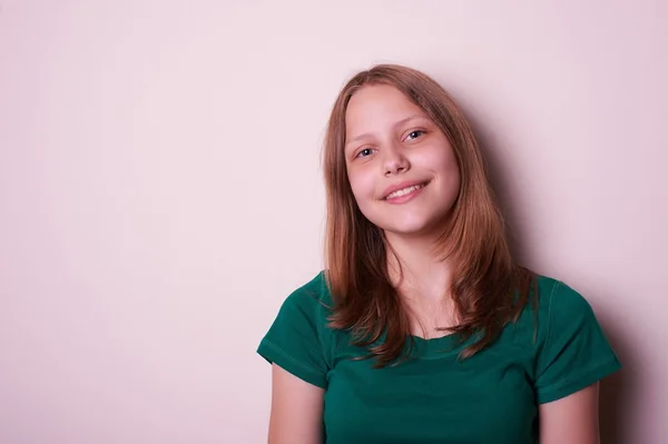 Retrato de uma menina adolescente — Fotografia de Stock