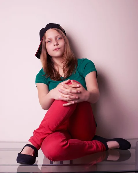 Retrato de uma menina adolescente sentada na mesa — Fotografia de Stock