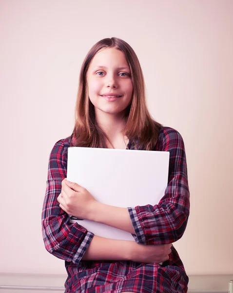 Portret van een school meisje met map — Stockfoto