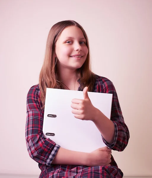 Portret van een school meisje met map — Stockfoto