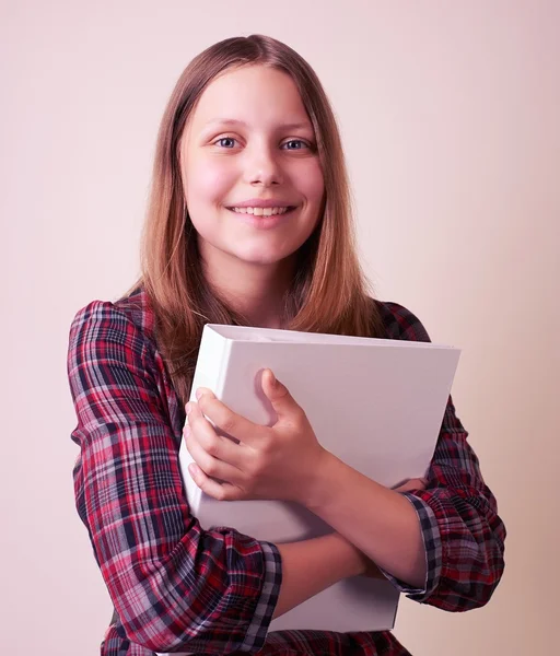 Portret van een school meisje met map — Stockfoto