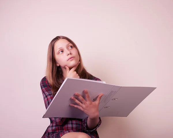 Portret van een school meisje met map — Stockfoto