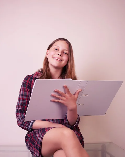 Retrato de una colegiala con carpeta —  Fotos de Stock