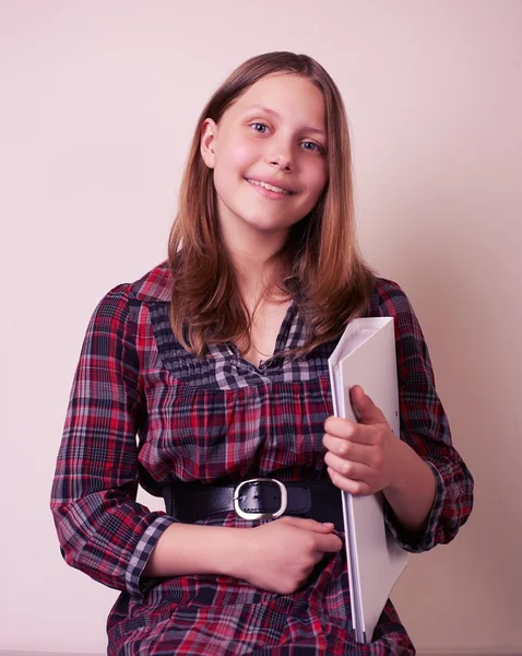 Retrato de uma menina da escola com pasta — Fotografia de Stock