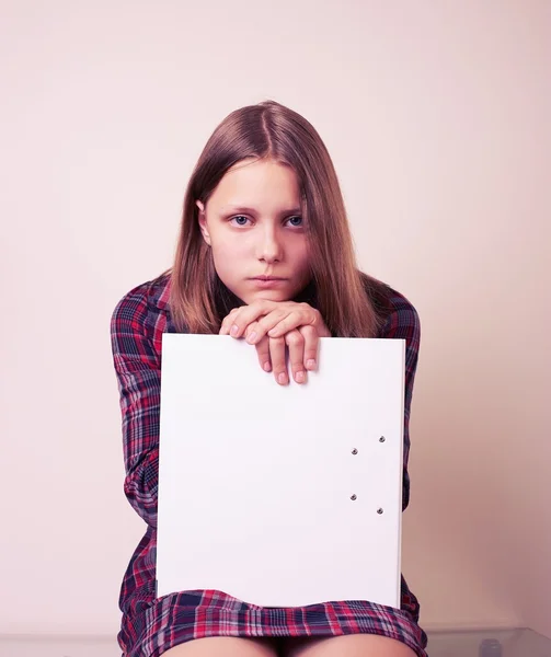 Porträtt av en skolflicka med mapp — Stockfoto