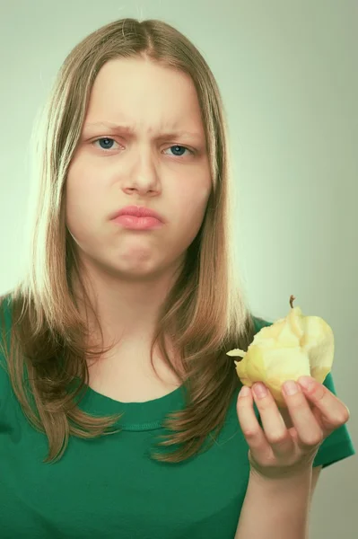 Bir elma ile bir unhappyl genç kız portresi — Stok fotoğraf