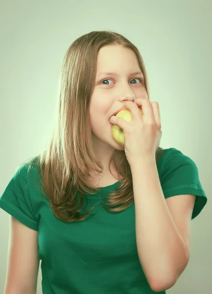 Retrato de una adolescente alegre con una manzana — Foto de Stock