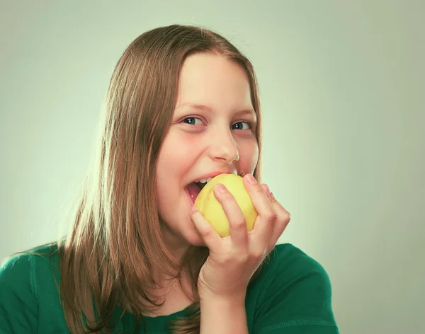 Bir elma ile neşeli bir genç kız portresi — Stok fotoğraf