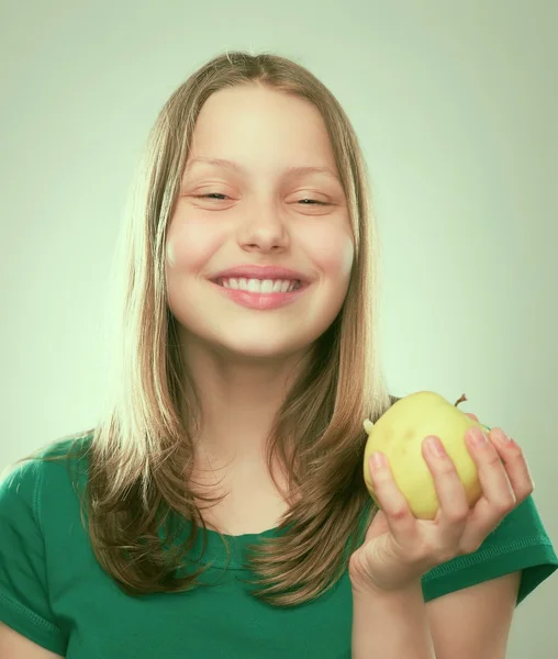 Retrato de una adolescente alegre con una manzana — Foto de Stock