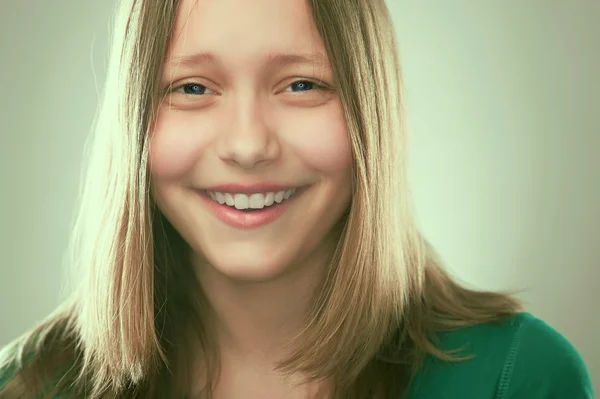 Portret van een vrolijke tiener meisje — Stockfoto