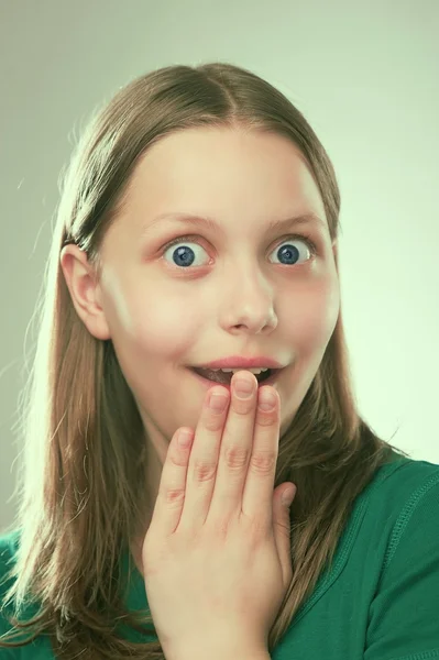 Retrato de uma menina adolescente surpreso — Fotografia de Stock