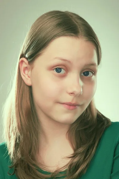 Retrato de uma menina adolescente pensante — Fotografia de Stock