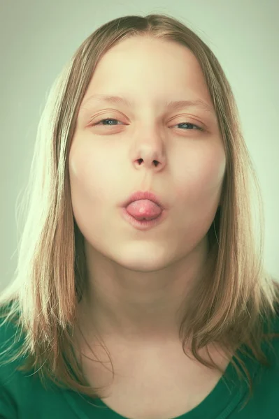 Retrato de uma menina adolescente alegre — Fotografia de Stock