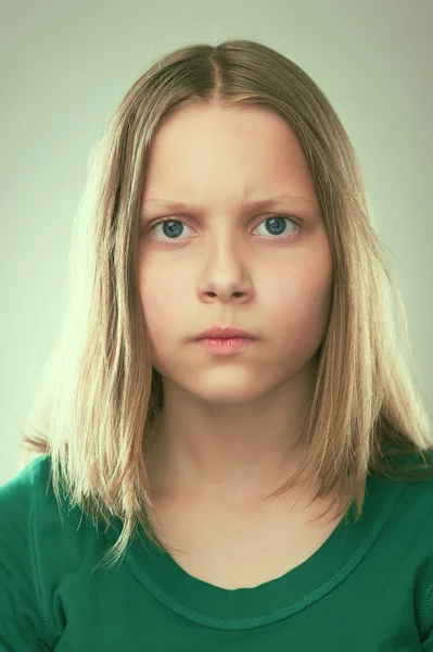 Портрет думающей девочки-подростка — стоковое фото