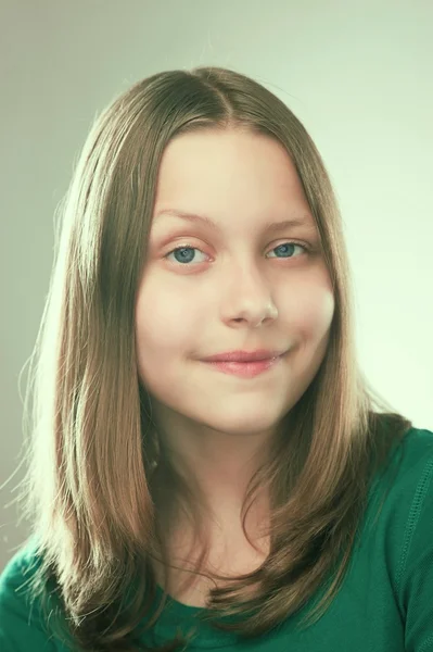 Retrato de uma menina adolescente pensante — Fotografia de Stock