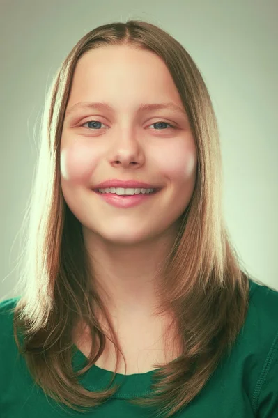 Retrato de una adolescente sonriente — Foto de Stock