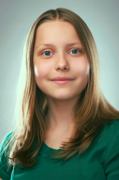 Porträtt av en leende tonåring tjej — Stockfoto
