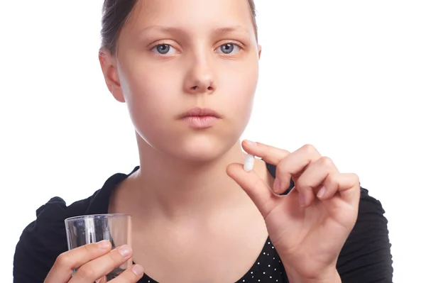 Dziewczyna z pigułki i wody w szkle — Zdjęcie stockowe