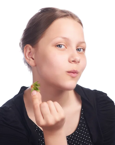 Teen girl eating strawberry — Stock Photo, Image