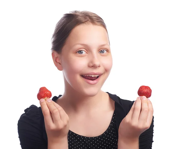 Девочка-подросток ест клубнику — стоковое фото