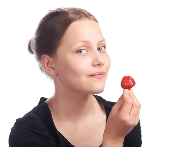 Teen girl eating strawberry — Stock Photo, Image