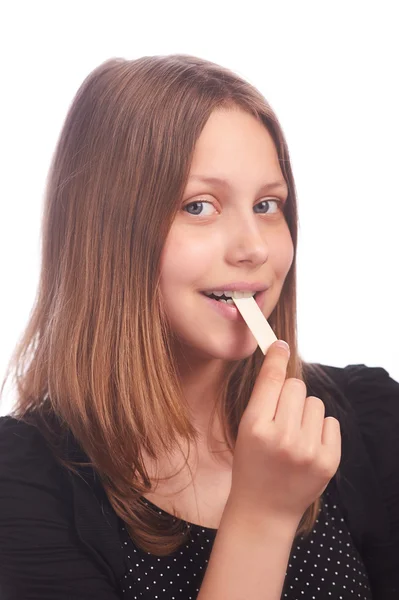 Adolescente chica comer bubblegum en blanco fondo — Foto de Stock
