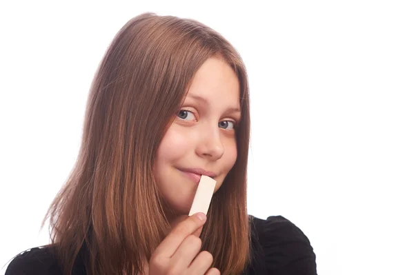 Menina adolescente comendo bubblegum no fundo branco — Fotografia de Stock