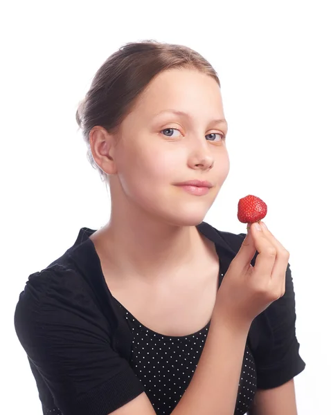 Девочка-подросток ест клубнику Стоковое Изображение