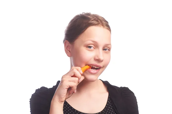 Nastolatki dziewczyny jedzenie marchew — Zdjęcie stockowe