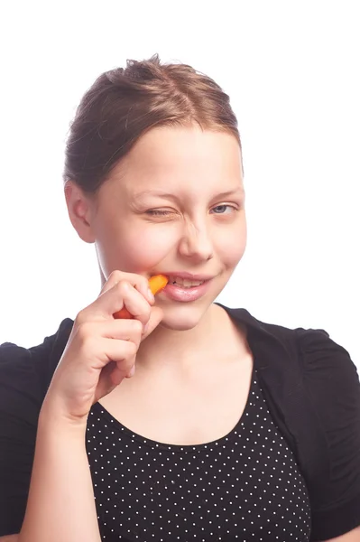 Teen girl eating carrot — Stock Photo, Image