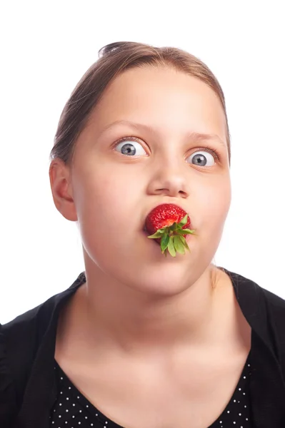 Tiener meisje eten aardbei — Stockfoto