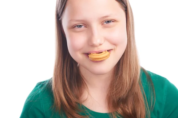 Adolescente chica comer galleta — Foto de Stock