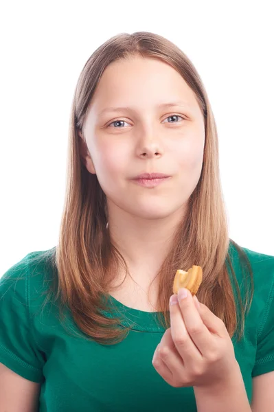 Adolescente menina comer biscoito — Fotografia de Stock
