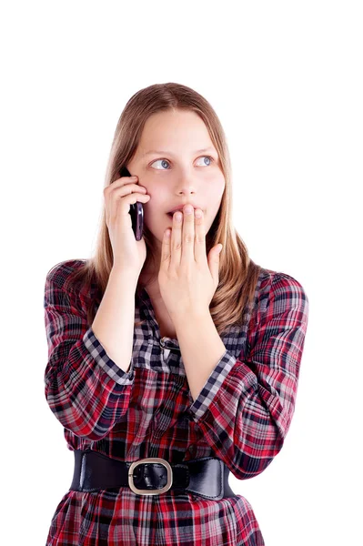 Verrast tiener meisje praten op de mobiele telefoon — Stockfoto