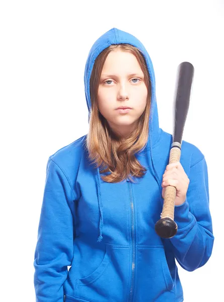 Arg tonåring flicka i huva med basebollträ — Stockfoto