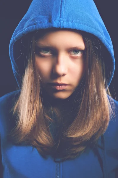 Afraided adolescente menina no capuz — Fotografia de Stock