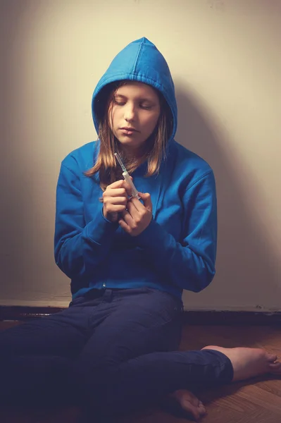 Portrait sombre d'une adolescente pourrie avec seringue — Photo