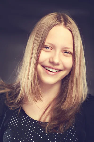 Teen girl laughing — Stock Photo, Image