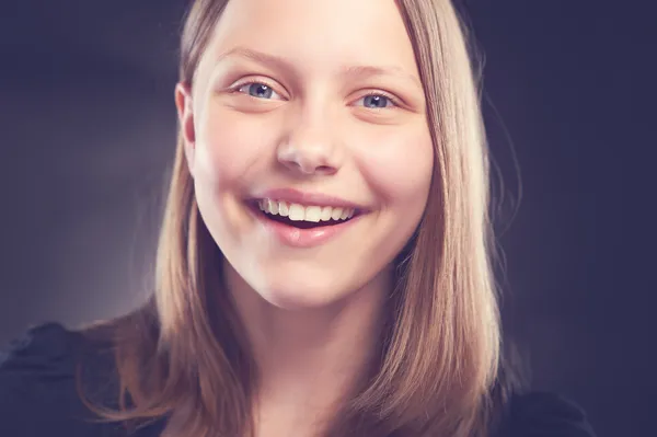 Teen girl laughing — Stock Photo, Image