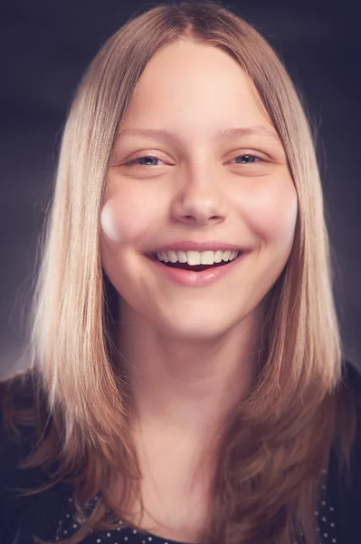 Teen girl laughing — Stock Photo, Image