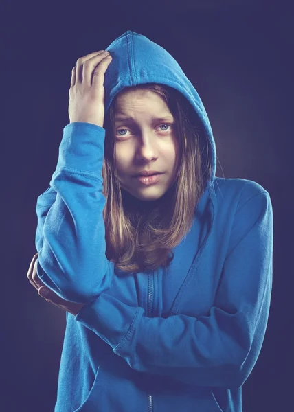 Miedo adolescente chica en capucha —  Fotos de Stock