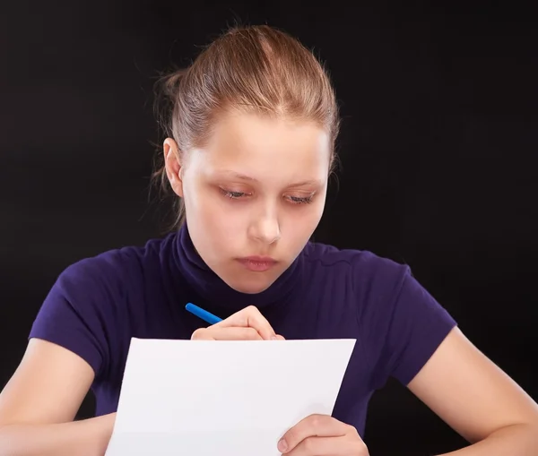 Chica adolescente escribiendo —  Fotos de Stock