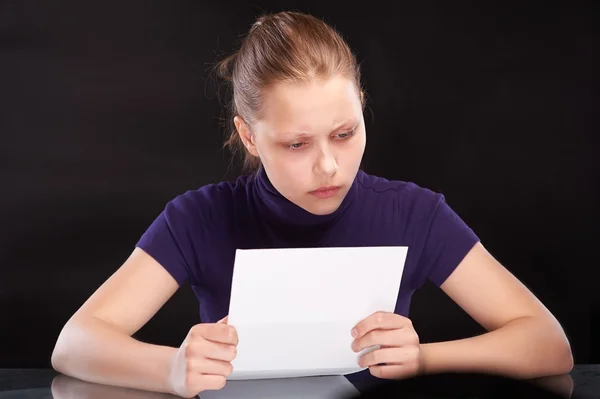 Adolescente chica leyendo carta —  Fotos de Stock