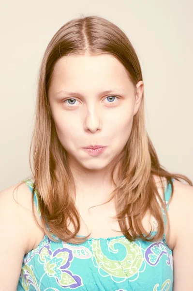 面白い顔を作る十代の少女 — ストック写真
