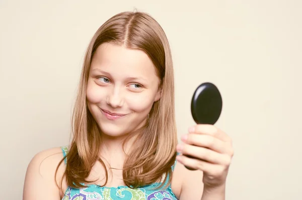 Tonåring tjej tittar på spegeln — Stockfoto