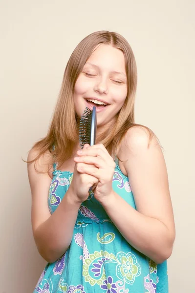 Teen girl with hairbrush — Stock Photo, Image